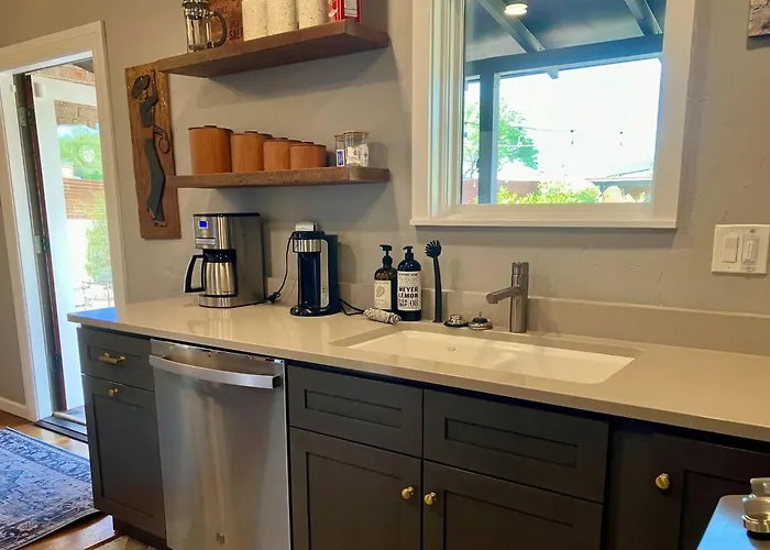 Welcome To Casa Allan James: Your Oasis In Tucson! Holiday home Tucson